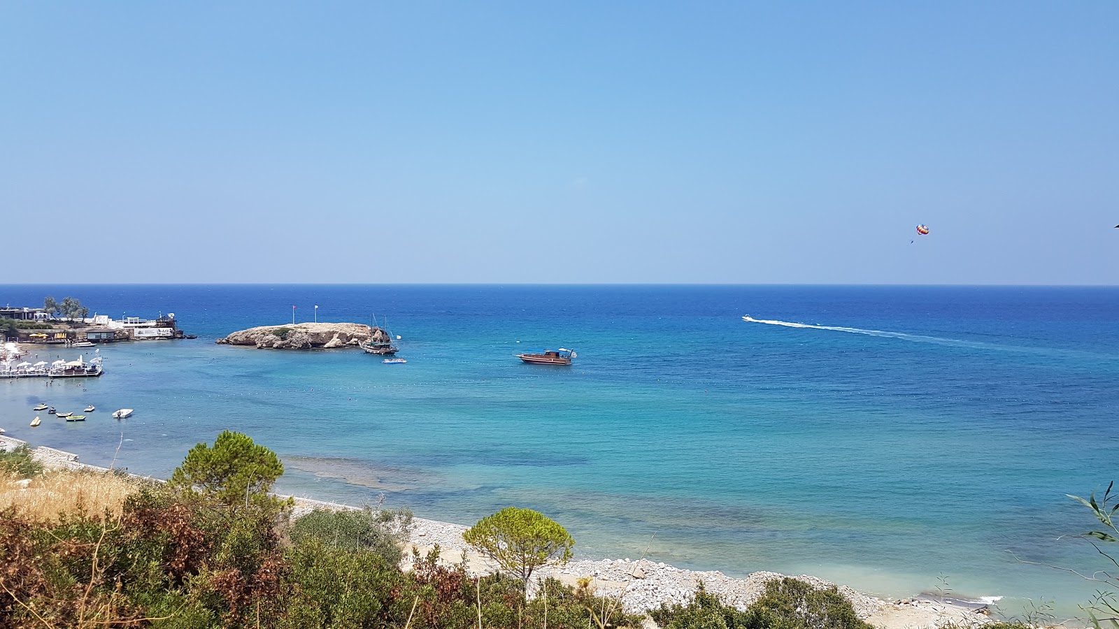 Foto av Escape beach omgiven av klippor