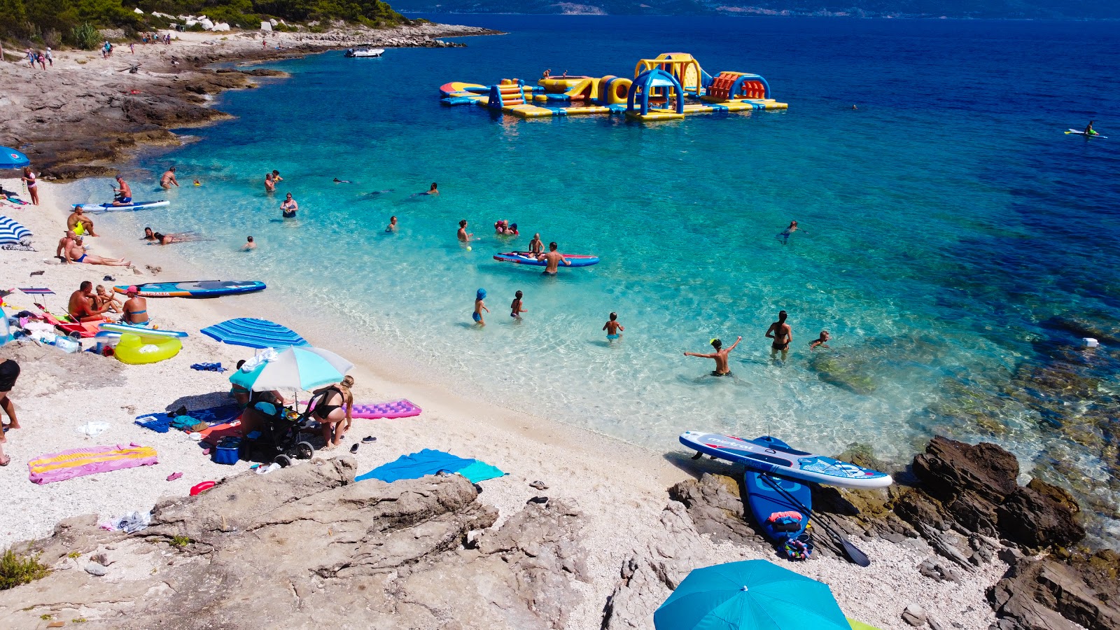 Foto di Sumartin beach con una superficie del piccoli ciottoli beige
