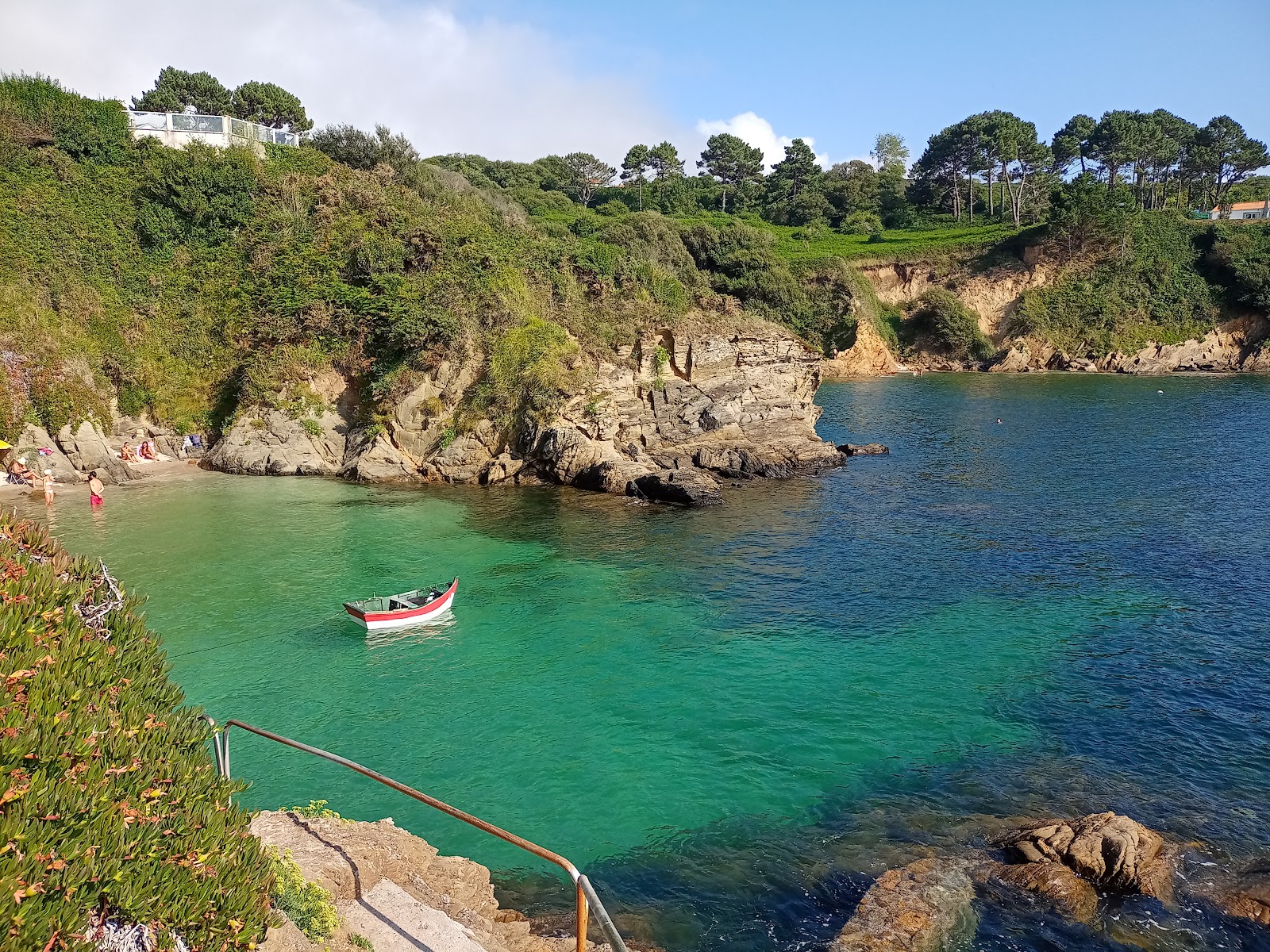 Photo de Praia das Margaridas entouré de montagnes