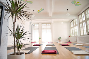Be Light Yoga, Thai Massage & Acroyoga