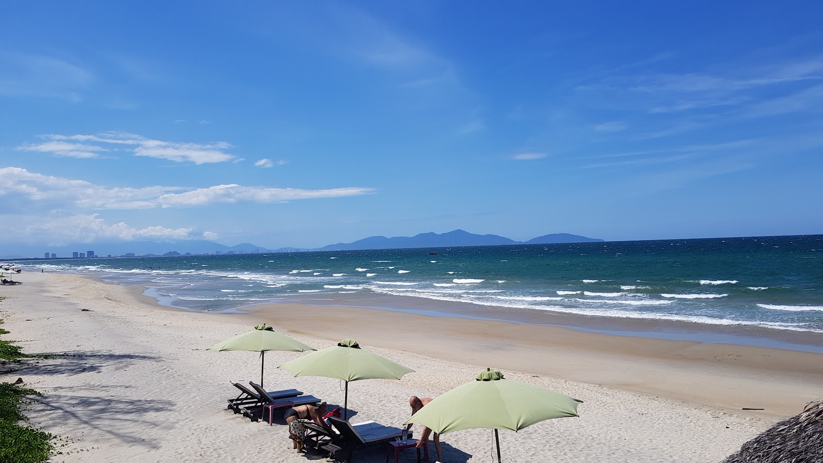 Valokuva Cua Dai Beach IIista. pinnalla kirkas hieno hiekka:n kanssa