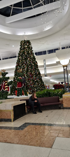 Shopping Mall «Oakland Mall», reviews and photos, 412 W 14 Mile Rd, Troy, MI 48083, USA