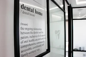 Dental Home - Ηρακλής Αδάκτυλος Χειρουργός Οδοντίατρος image