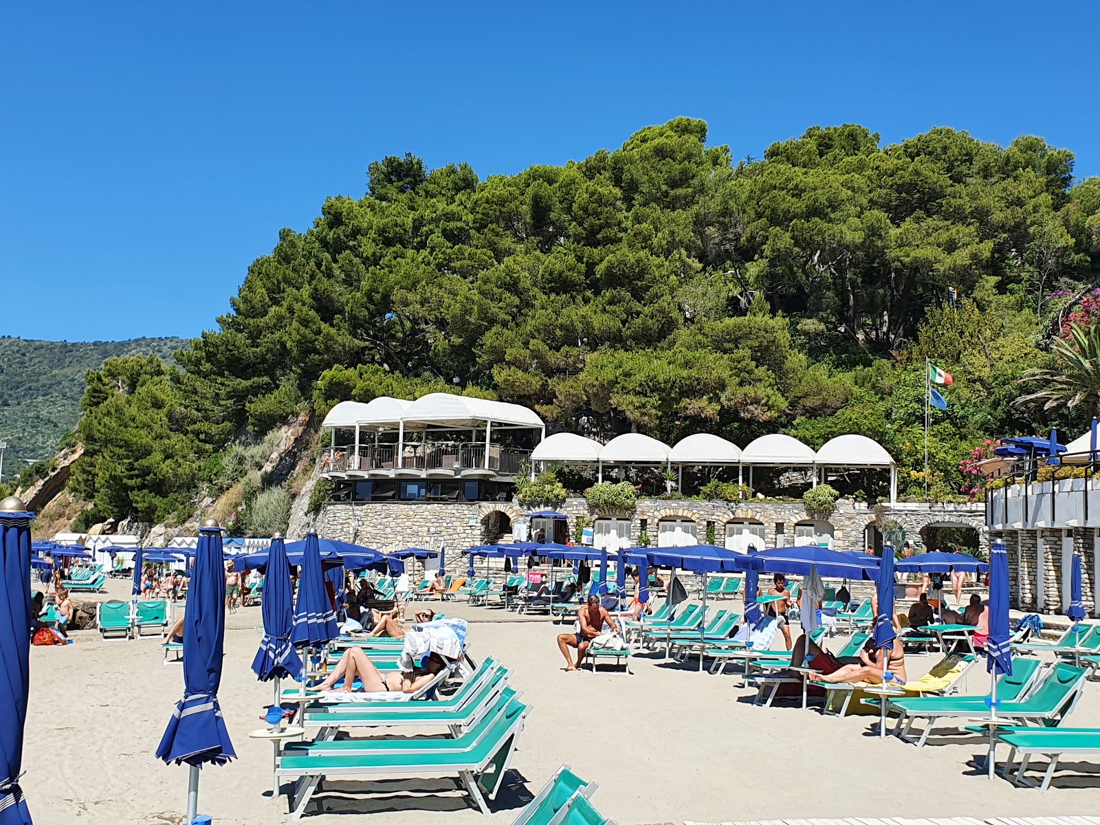 Φωτογραφία του Andora Marina Beach με γκρίζα άμμος επιφάνεια