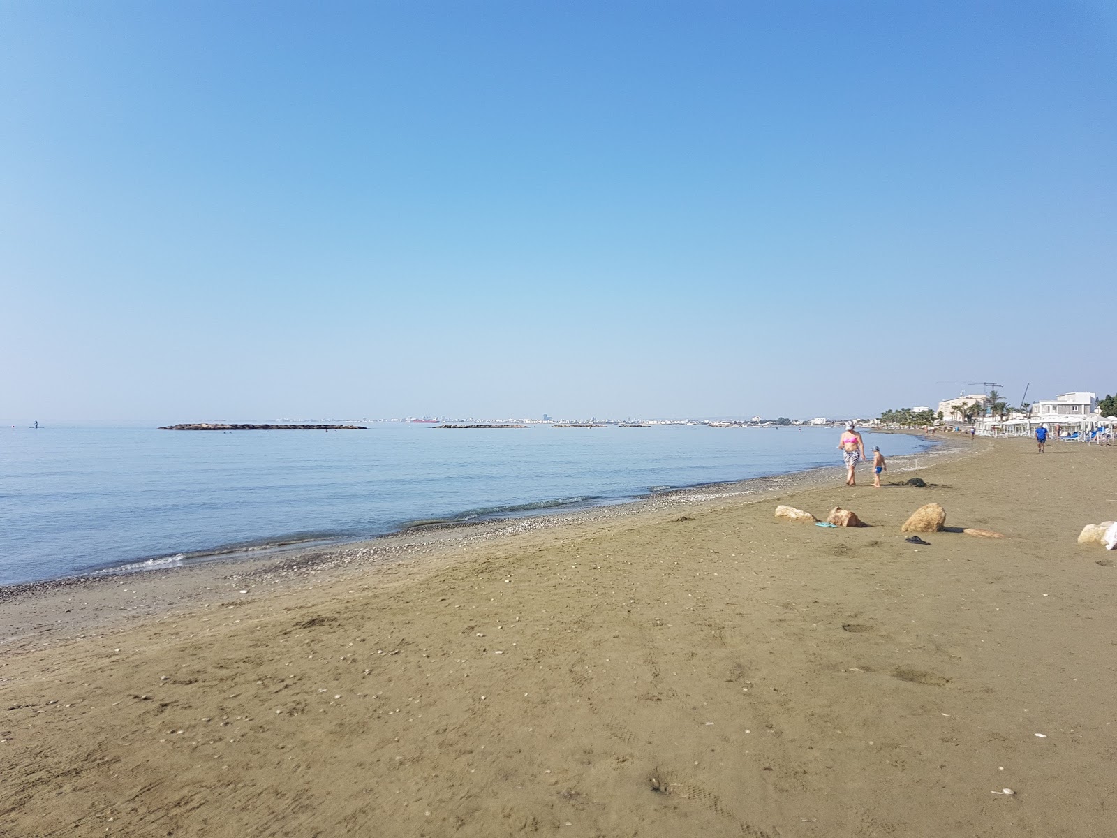 Foto di Yanathes beach con una superficie del sabbia grigia
