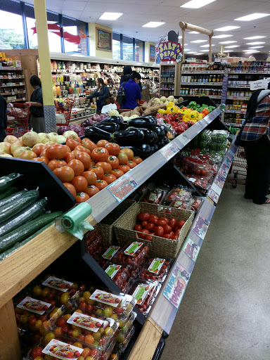 Shopping Mall «Powell Street Plaza Shopping Center», reviews and photos, 5795 Christie Ave, Emeryville, CA 94608, USA