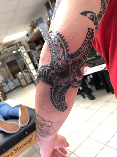 Tattoo Shop «Deluxe Tattoo», reviews and photos, 1459 W Irving Park Rd, Chicago, IL 60613, USA