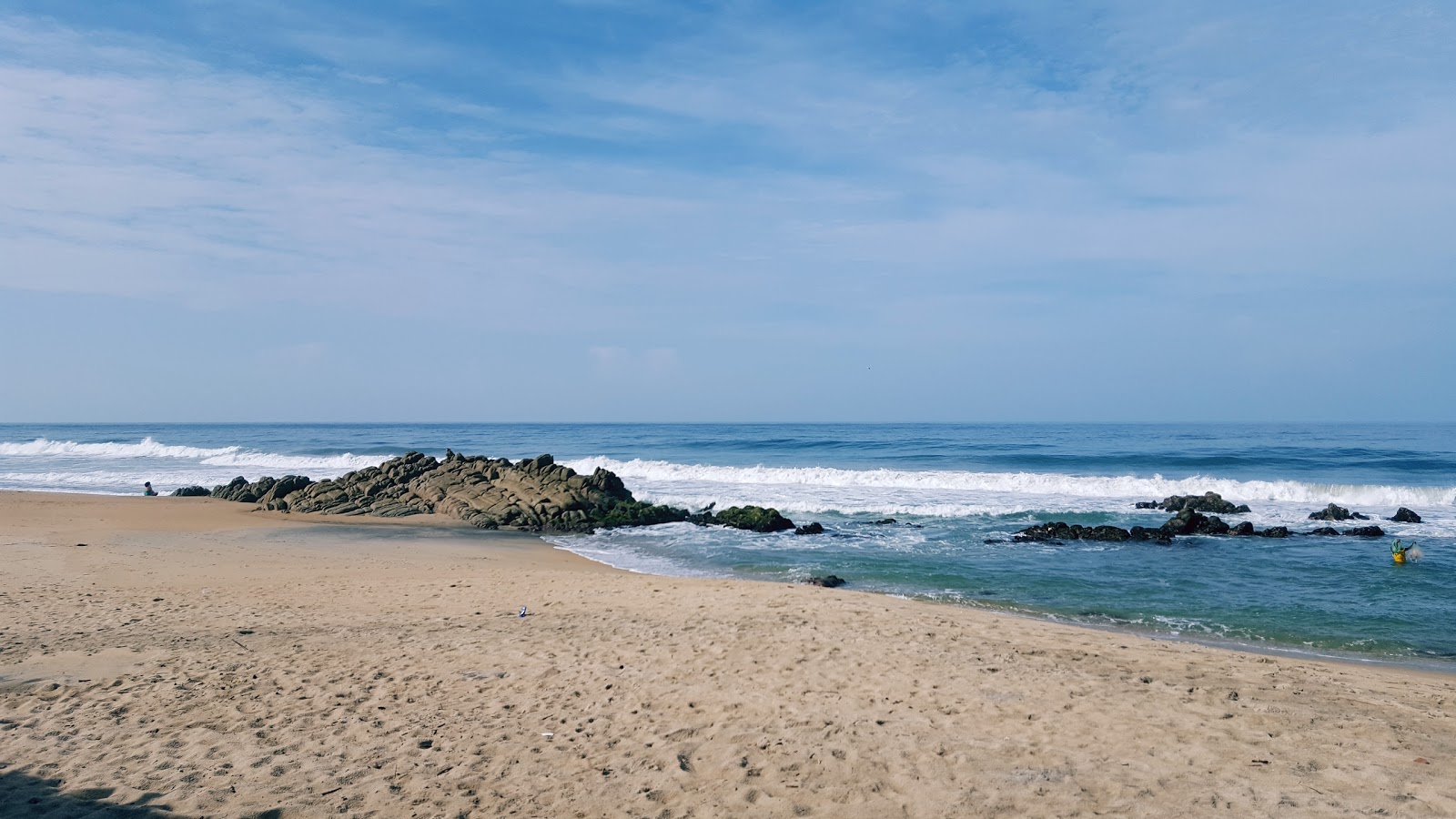 Playa Tomy的照片 带有碧绿色水表面