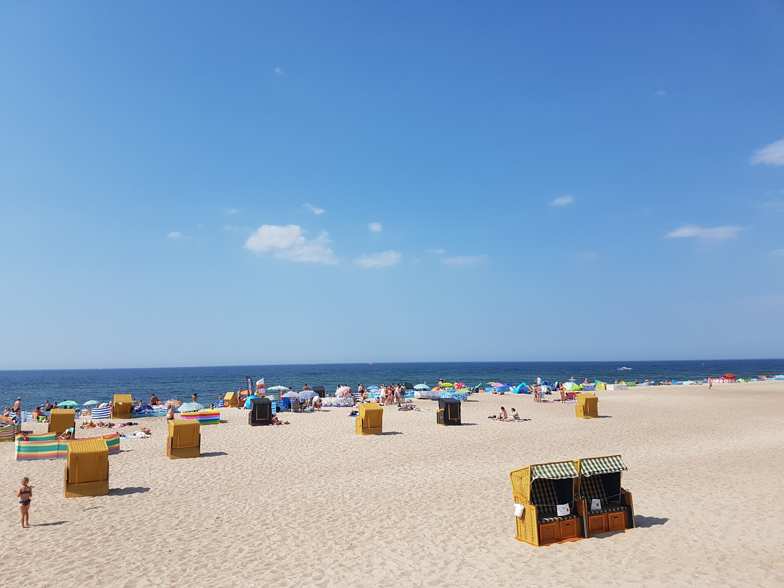 Foto von Darlowo Beach II mit beiger sand Oberfläche