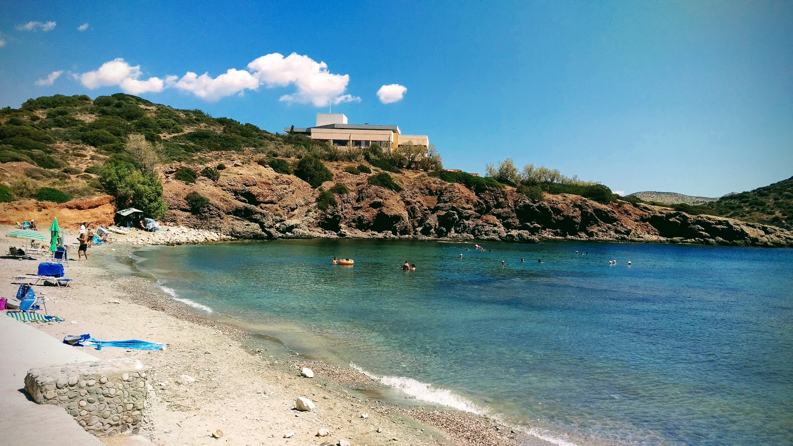 Photo de Paralia Anavissos avec sable brillant et rochers de surface