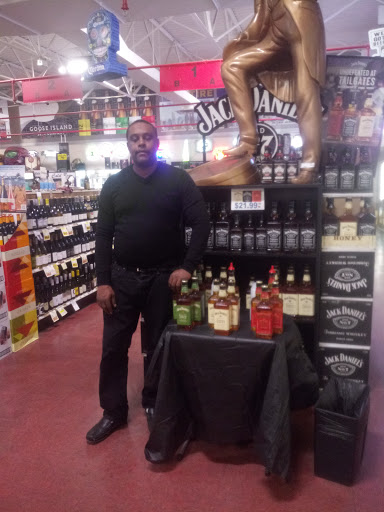 Liquor Store «Grand & Western Armanetti Fine Wines & Liquors», reviews and photos, 515 N Western Ave, Chicago, IL 60612, USA