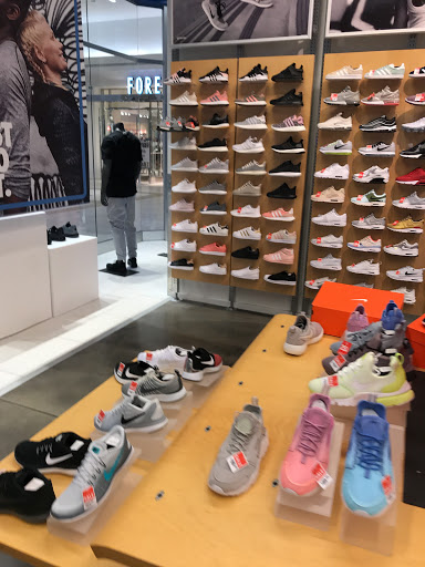 Shoe Store «Finish Line», reviews and photos, 5220 N Rose St, Chicago, IL 60656, USA