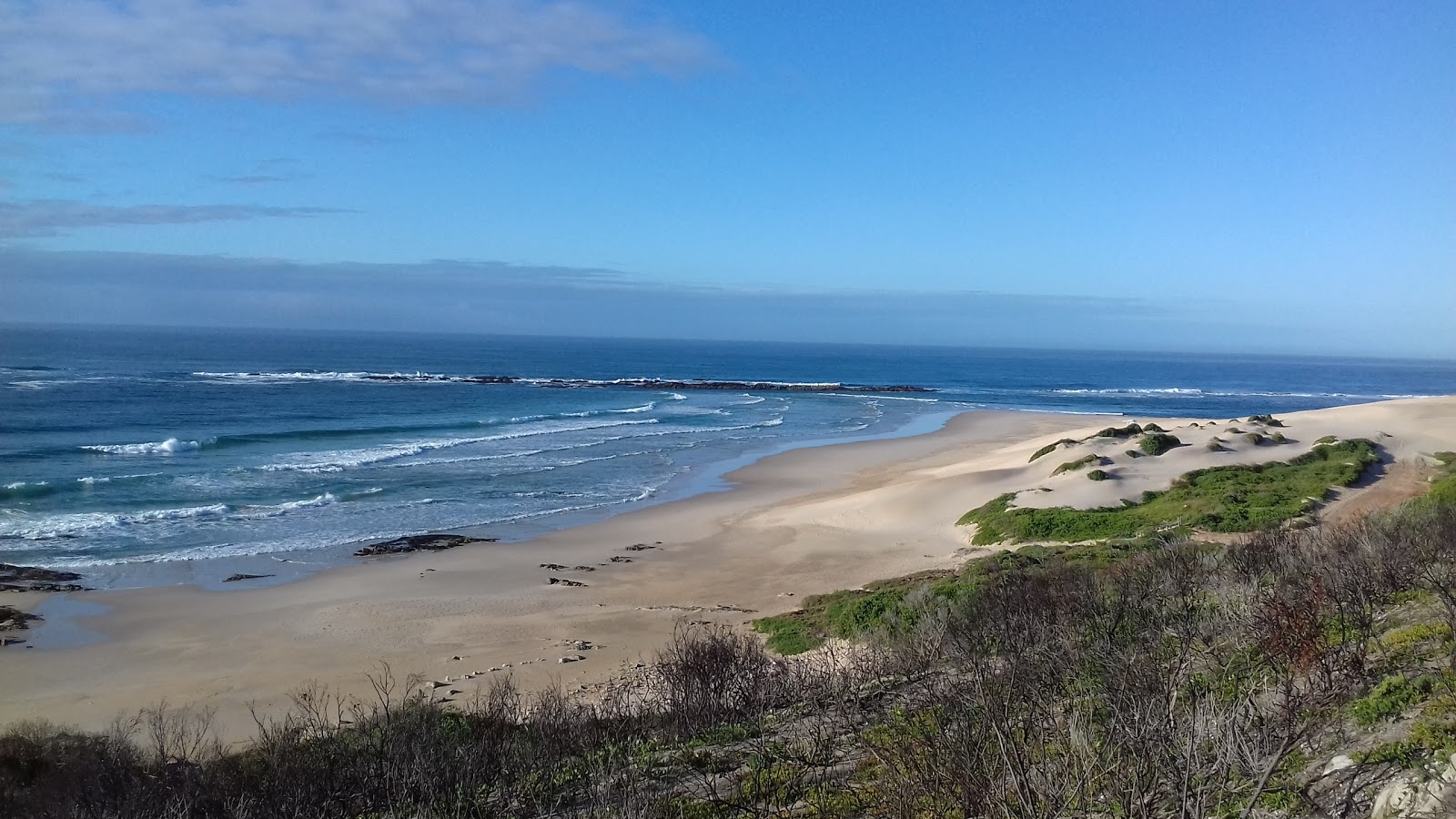 Foto di Sardinia Bay beach con una superficie del acqua cristallina