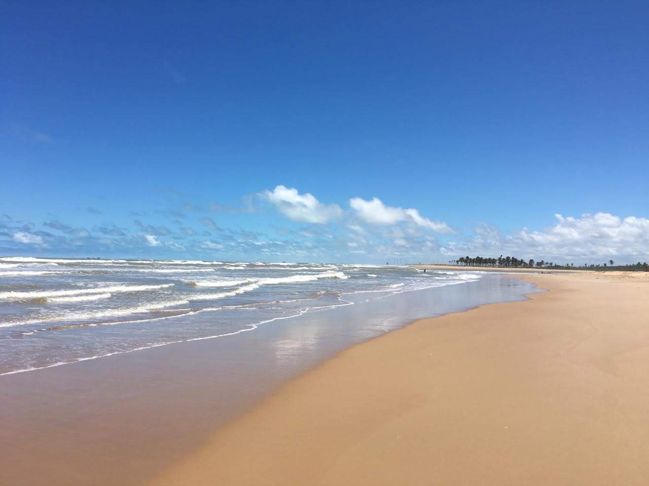 Foto di Praia de Pirambu con una superficie del sabbia beige