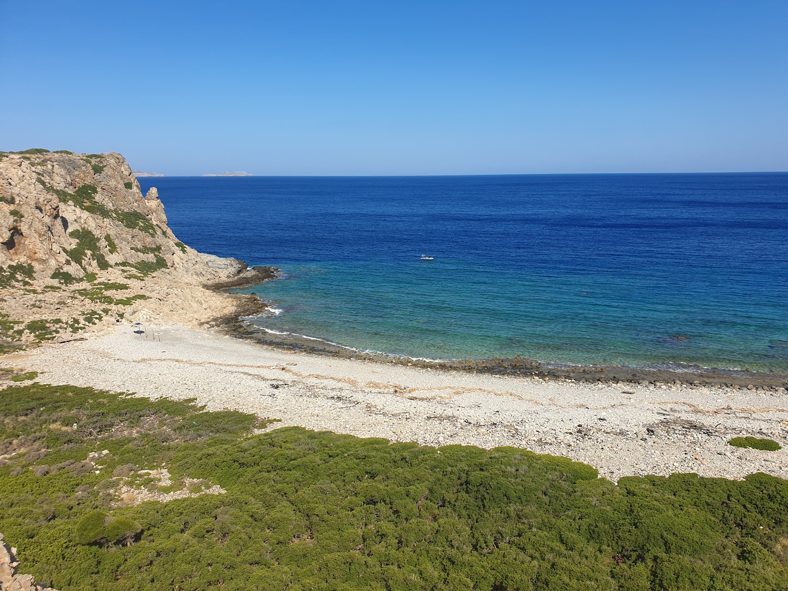 Agios Pavlos beach的照片 带有碧绿色纯水表面