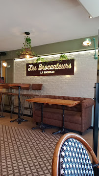 Atmosphère du Restaurant de hamburgers Les Brocanteurs (Bistro et Burgers) à La Rochelle - n°10