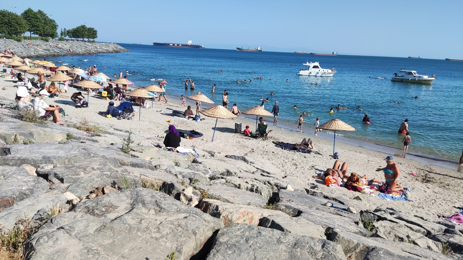 Foto von Kemal Sunal Beach mit grauer sand & kiesel Oberfläche