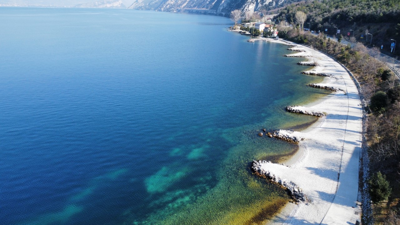 Navene Beach'in fotoğrafı - rahatlamayı sevenler arasında popüler bir yer