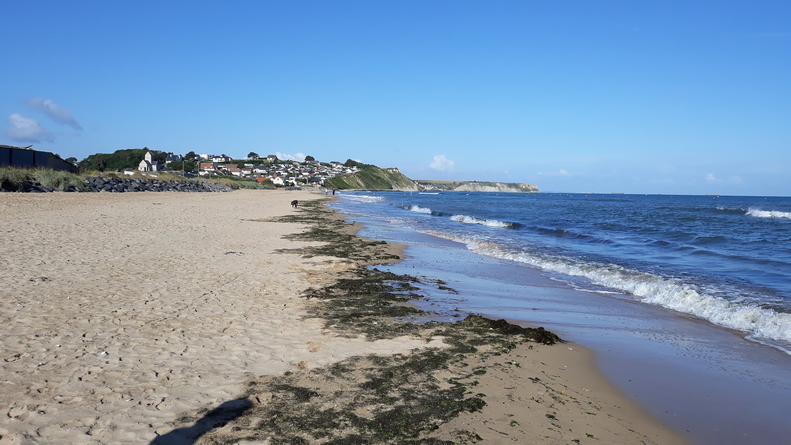 Normandy beach的照片 带有碧绿色水表面