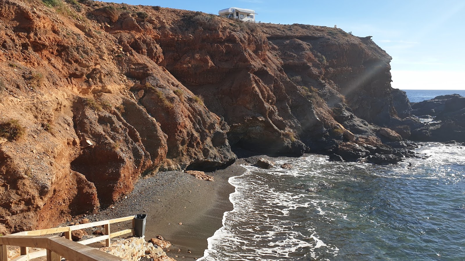 Foto av Cala Roja med grå snäcksand yta