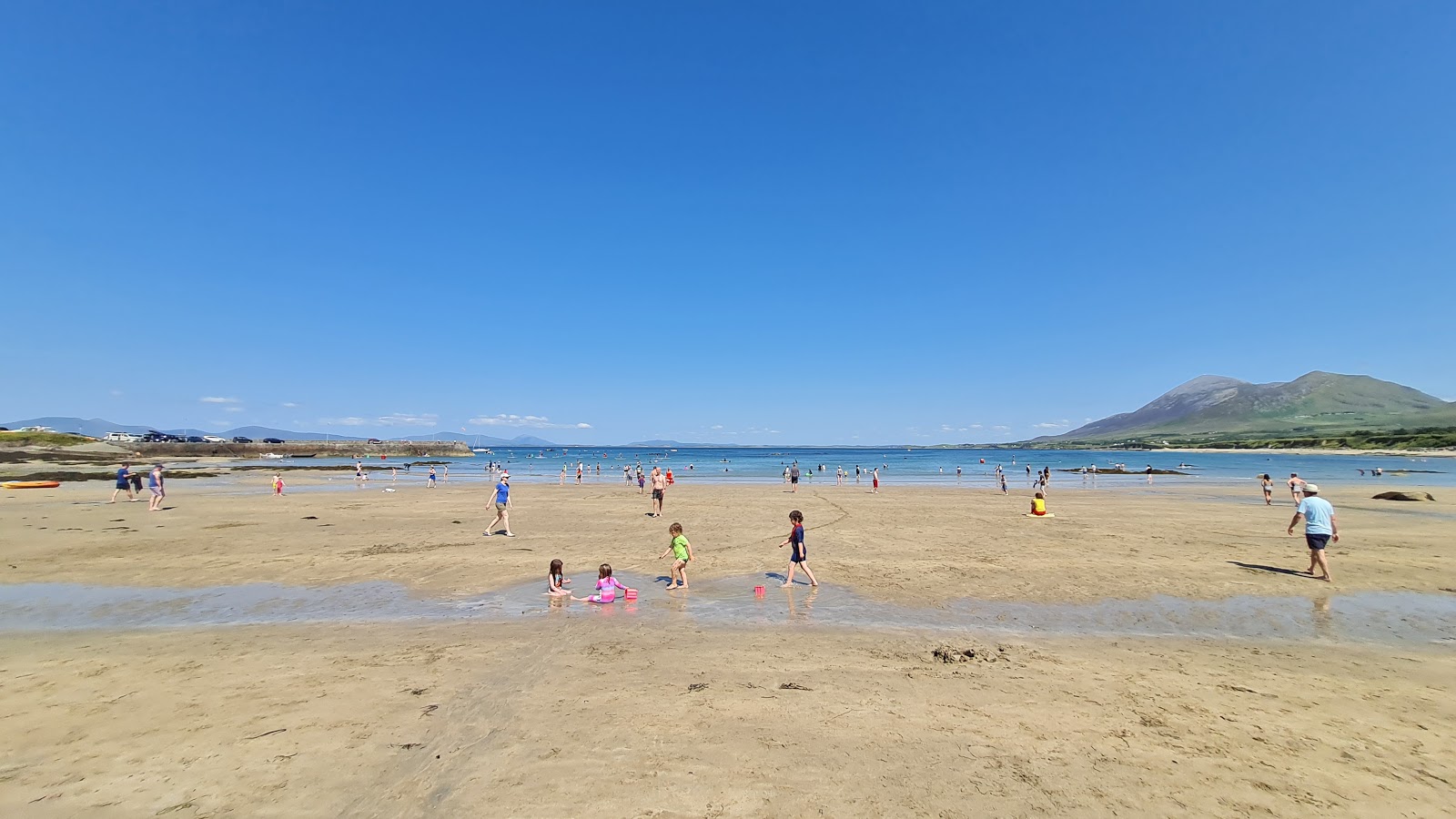 Foto de Old Head Beach com linha costeira longa e reta