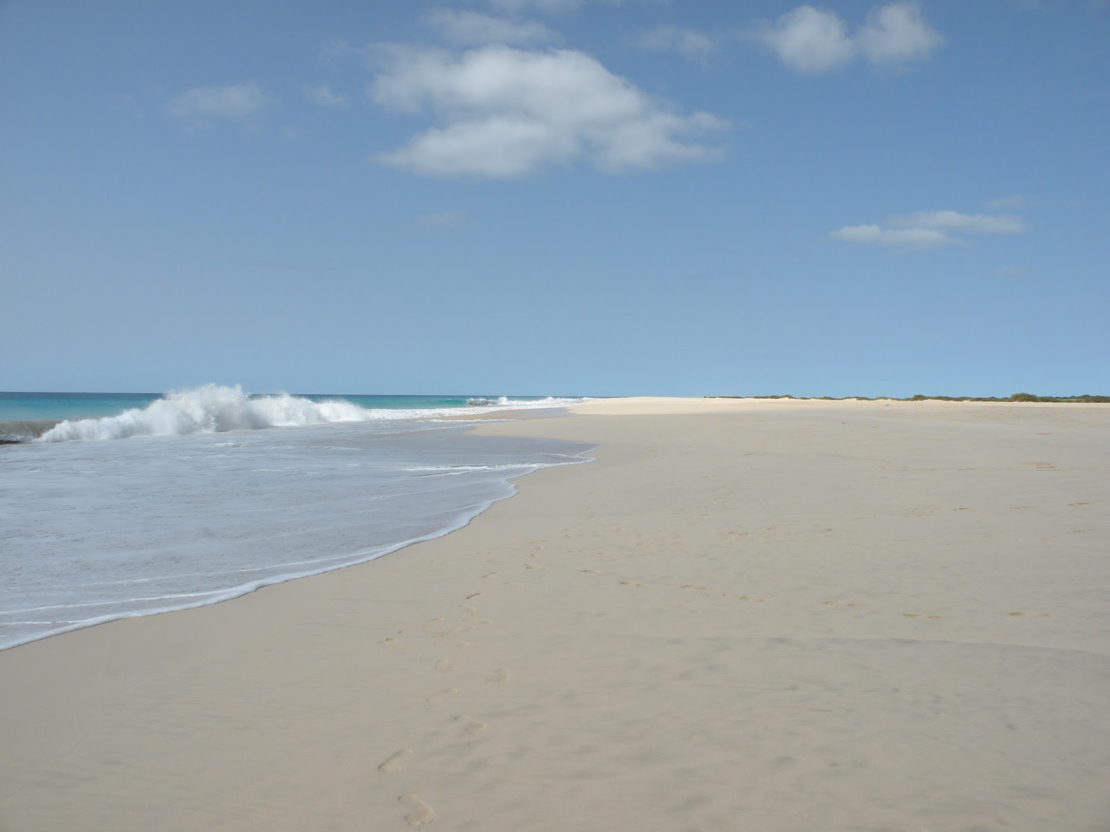 Foto von Carquejinha Beach mit heller feiner sand Oberfläche