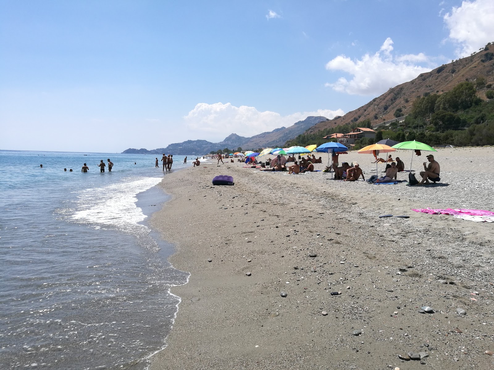 Foto von Strand von Letojanni mit lange, gerade küste