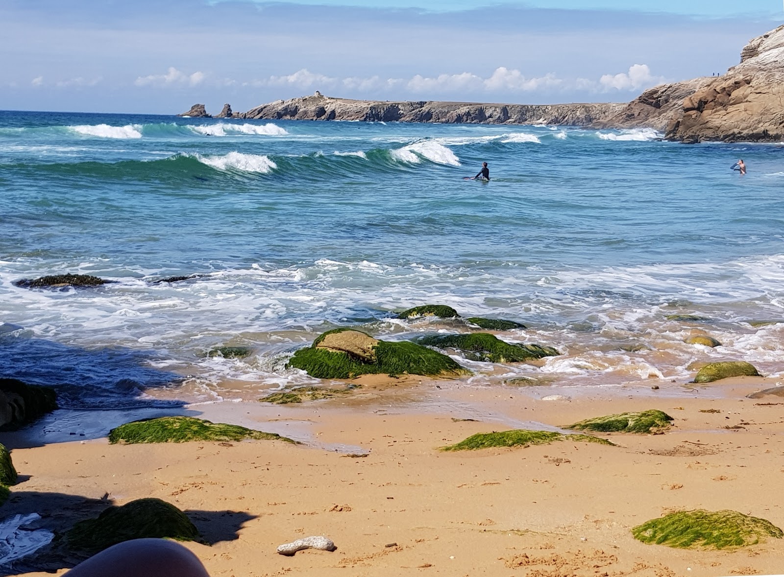 Foto af Plage Port Bara omgivet af bjerge