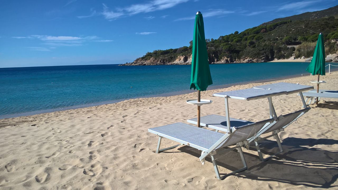 Foto di Spiaggia dei Cavoli sorretto da scogliere