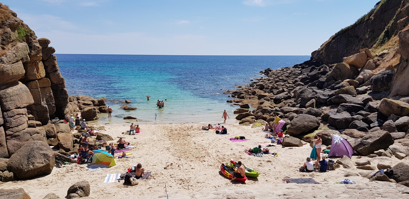 Foto von Porthgwarra Strand mit beiger sand Oberfläche