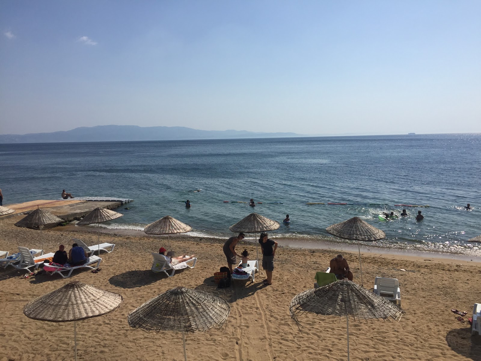 Φωτογραφία του Yilandar beach με φωτεινή άμμος επιφάνεια