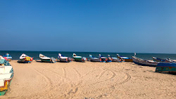 Foto von Kombuthurai Beach und die siedlung