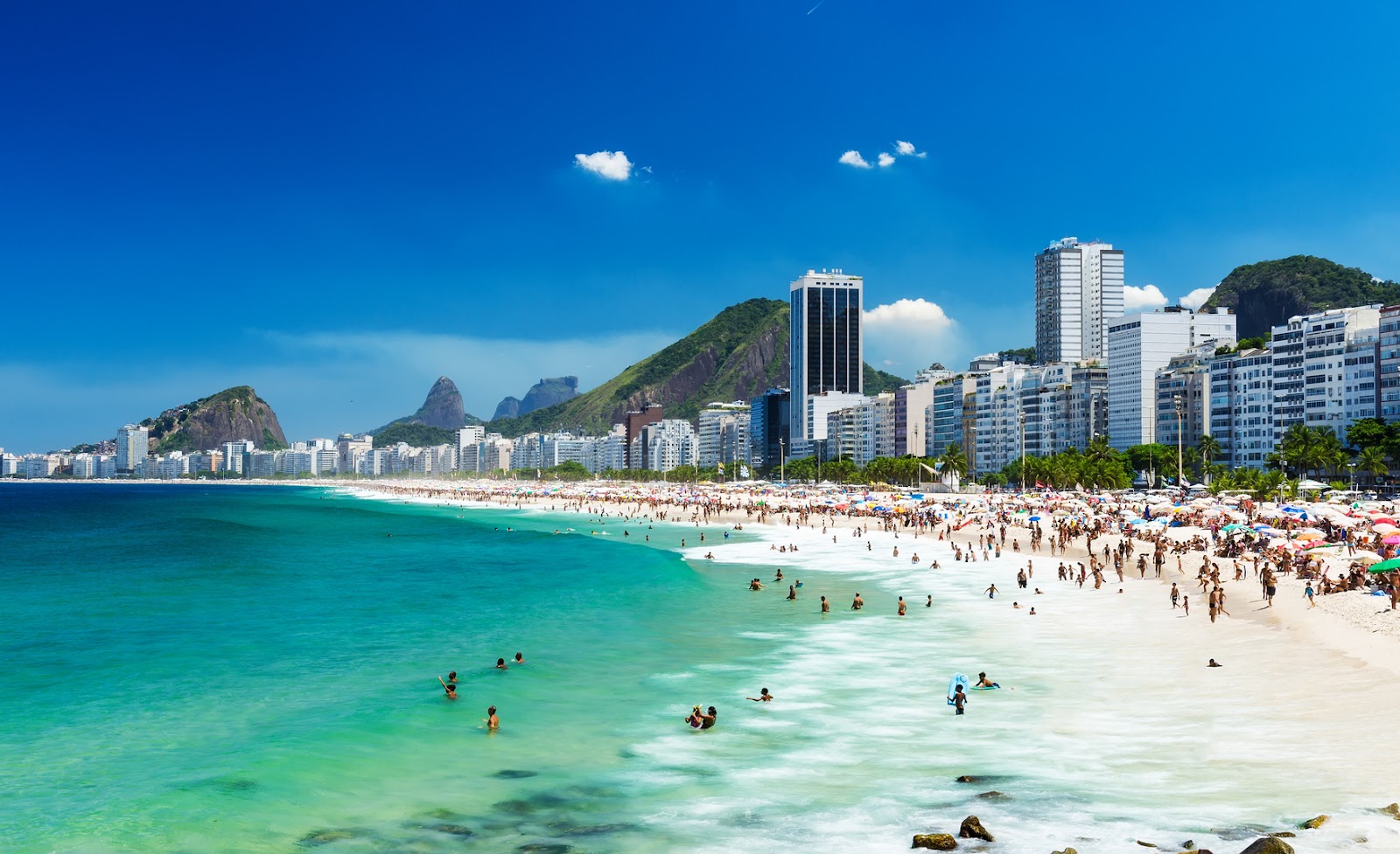 Foto de Praia de Copacabana com areia bege fina superfície