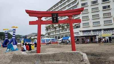 熊野貴船神社の鳥居（勝浦中央海水浴場）