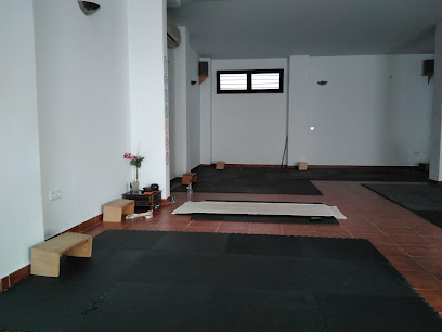 Escuela de Yoga La Senda - C. Castilblanco de los Arroyos, Local 1, 41927 Mairena del Aljarafe, Sevilla, Spain
