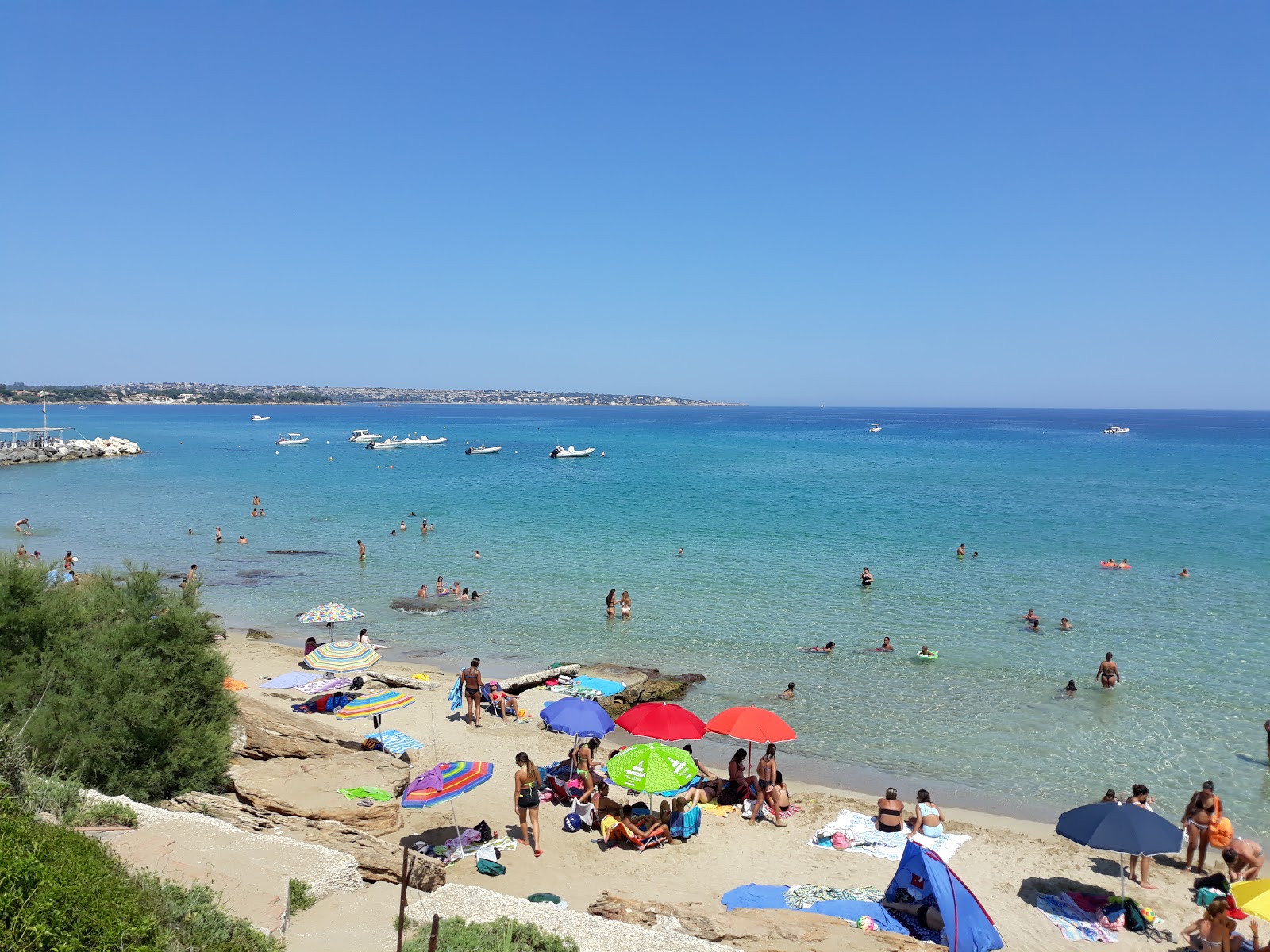 Foto di Spiaggia Argentino con una superficie del sabbia beige e rocce