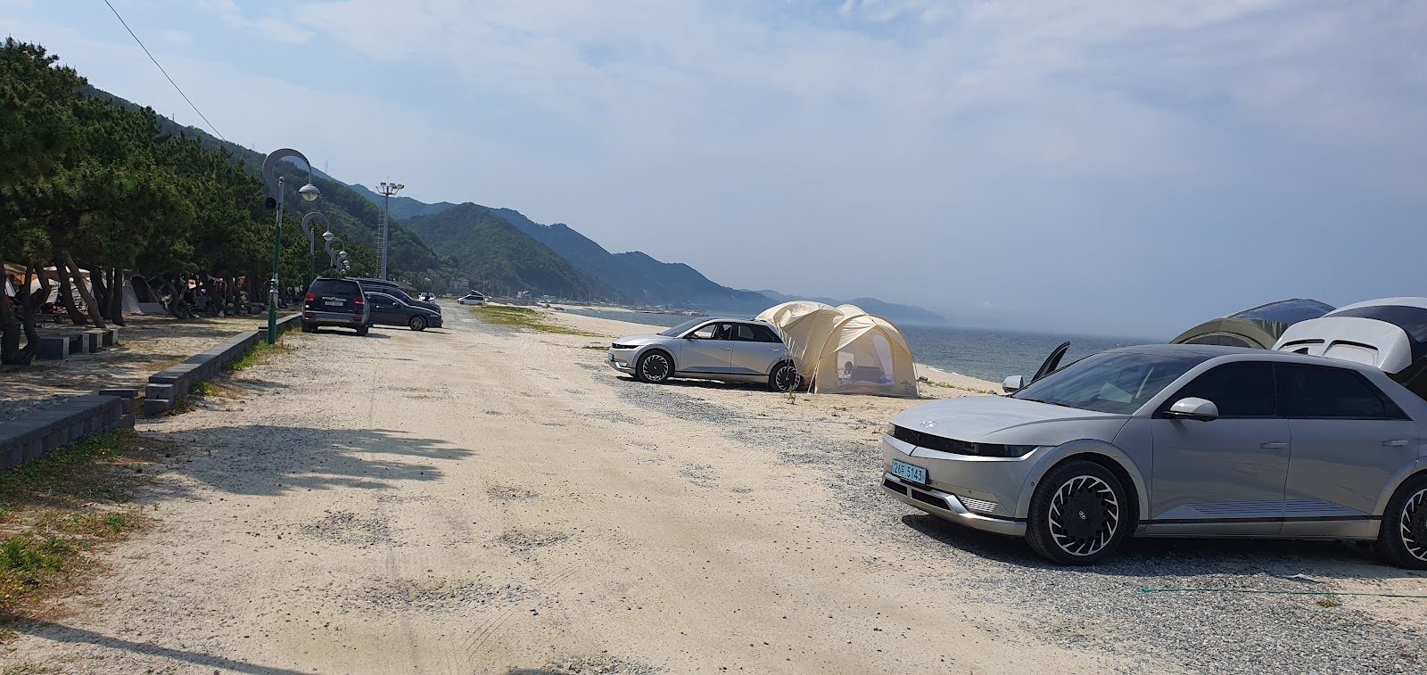 Foto van Mangyang Beach omringd door bergen