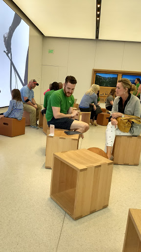 Computer Store «Apple Country Club Plaza», reviews and photos, 227 Nichols Rd, Kansas City, MO 64112, USA