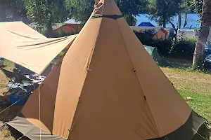 Camping le bord du lac image