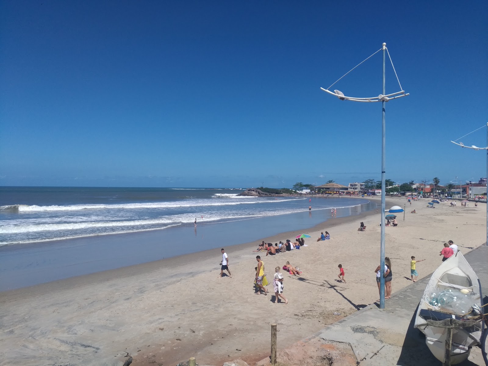 Foto de Playa de Itapema do Norte con agua cristalina superficie