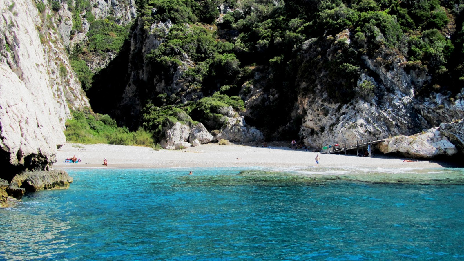 Mikro Seitani beach'in fotoğrafı çok temiz temizlik seviyesi ile