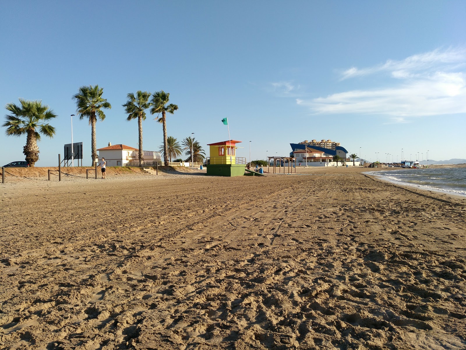 Foto di Playa Mistral con una superficie del acqua blu