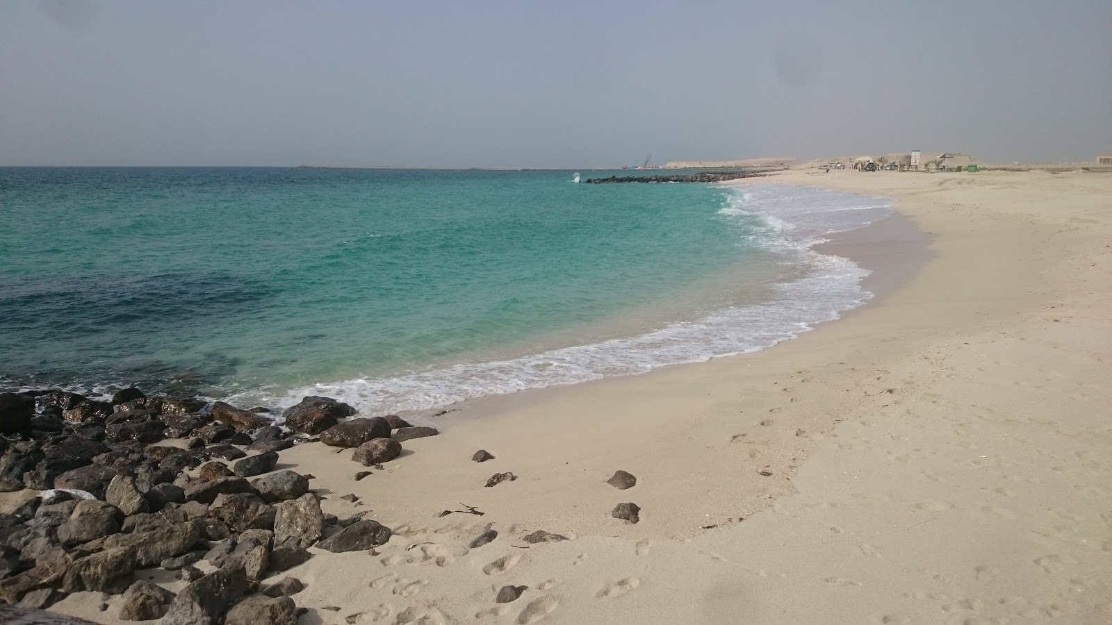 Foto de Al Hamriyah Public beach com areia brilhante superfície