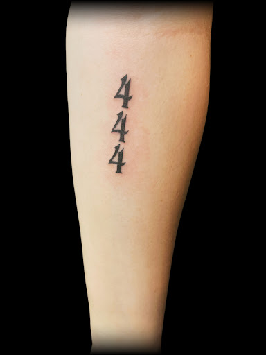 Explore tattoo collarbone ideas, creative tattoo ideas in Maryville, available at Distinked Tattoo