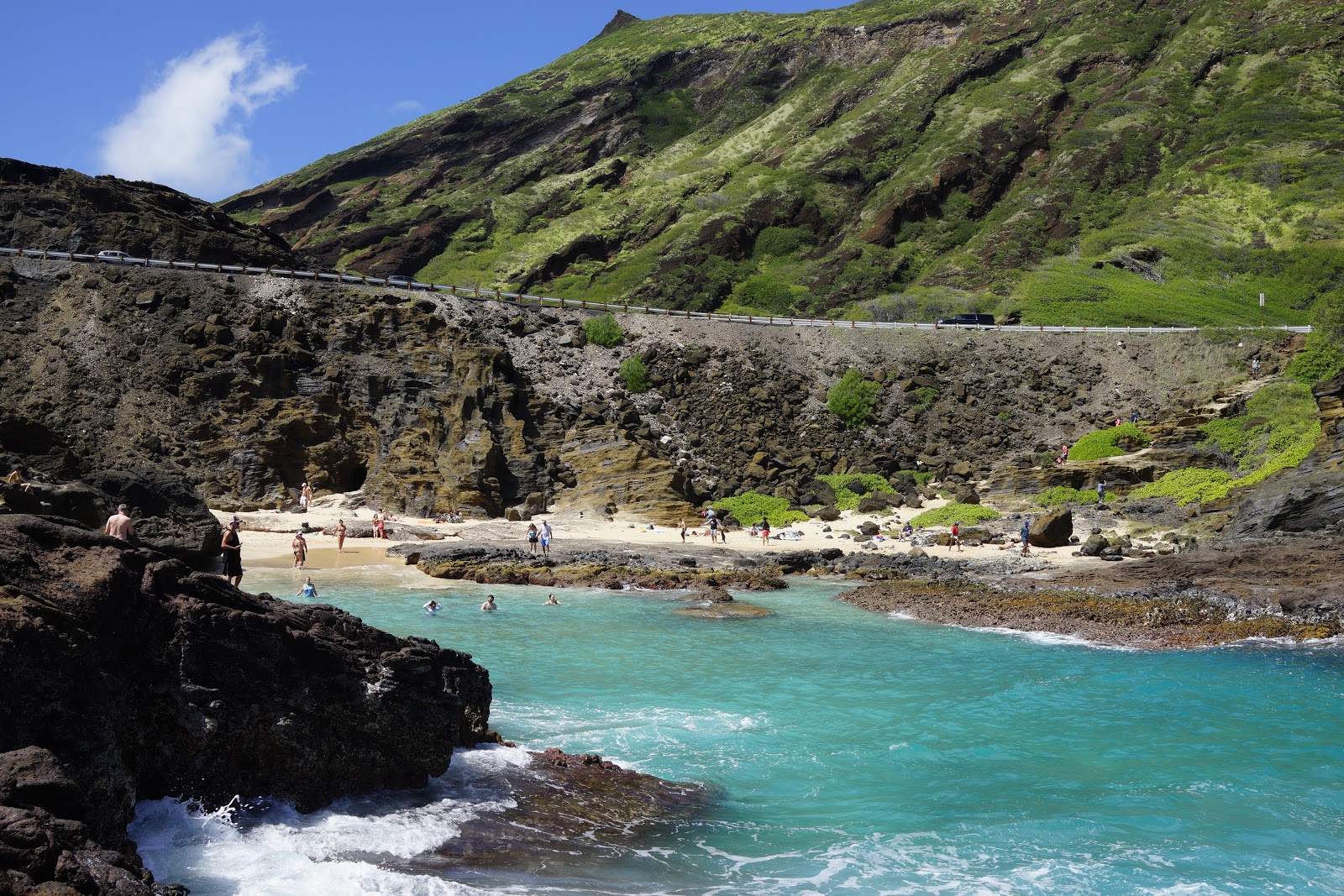 Photo de Halona Beach Cove entouré de montagnes