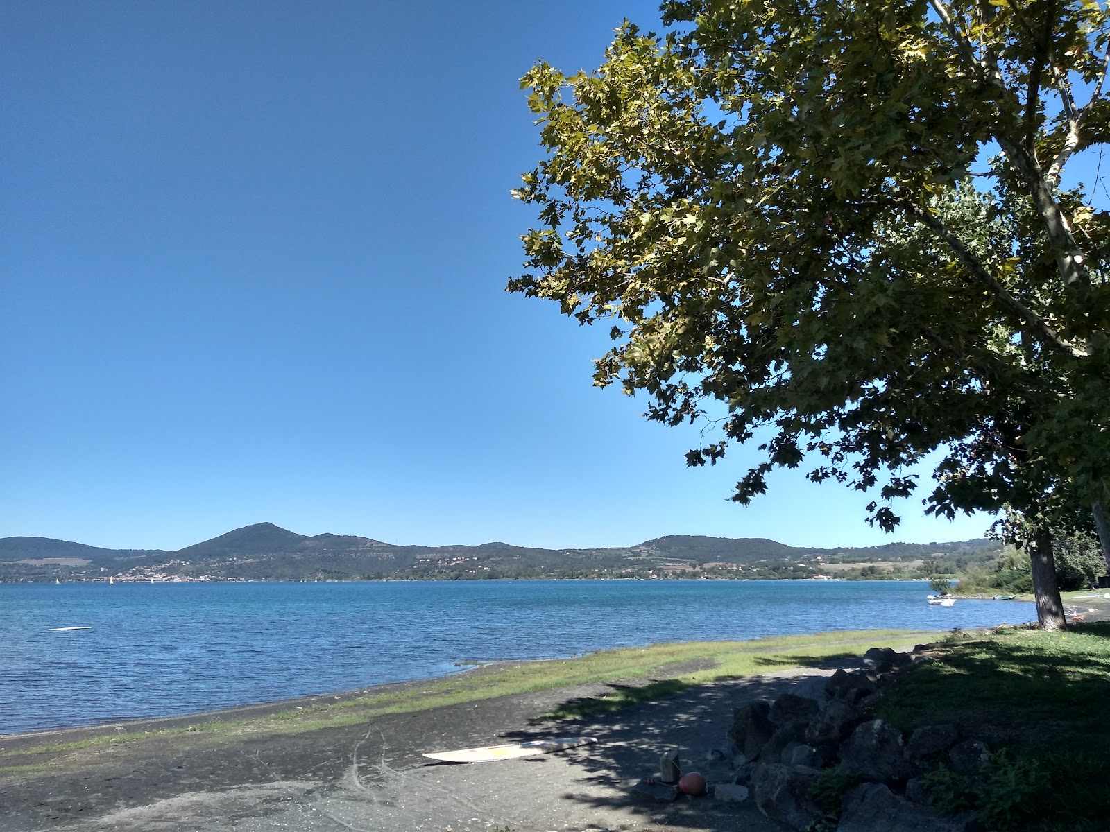 Photo de Parco Del Lago Beach - endroit populaire parmi les connaisseurs de la détente