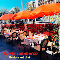 Atmosphère du Restaurant thaï Le Commerce Brasserie et Restaurant Thaïlandais à Châtillon - n°12