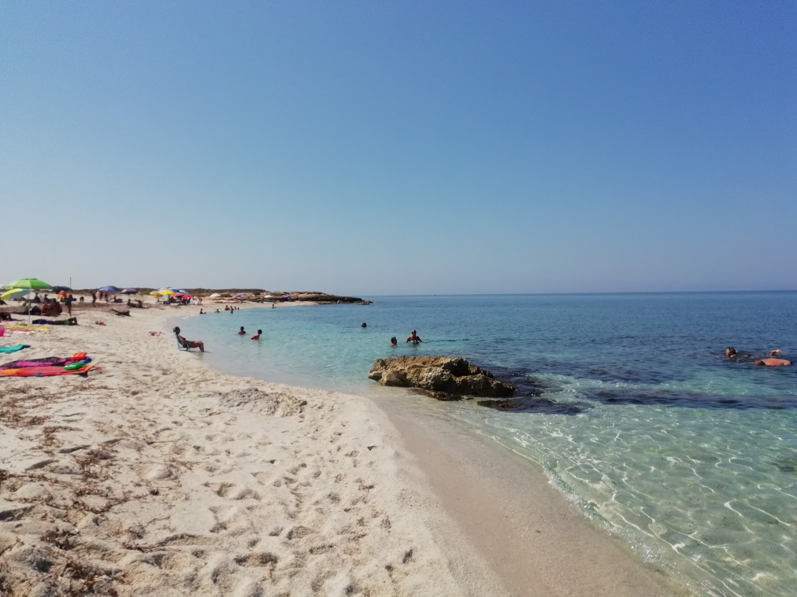 Fotografie cu Spiaggia di Su Crastu Biancu cu nivelul de curățenie in medie