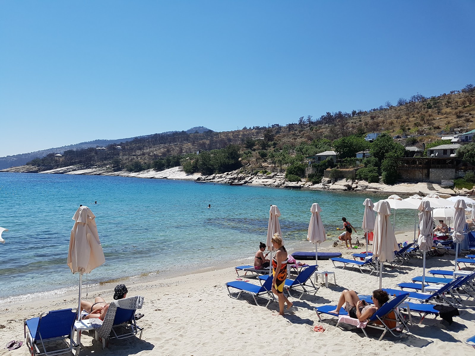 Zdjęcie Aliki beach z mała zatoka