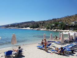 Photo de Aliki beach avec petite baie